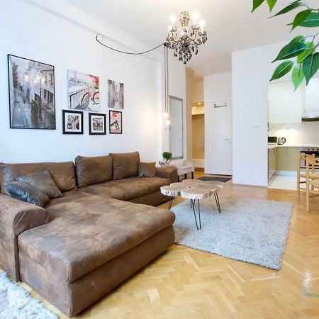 Standard Apartment By Hi5 - Madach Imre 1 بودابست المظهر الخارجي الصورة