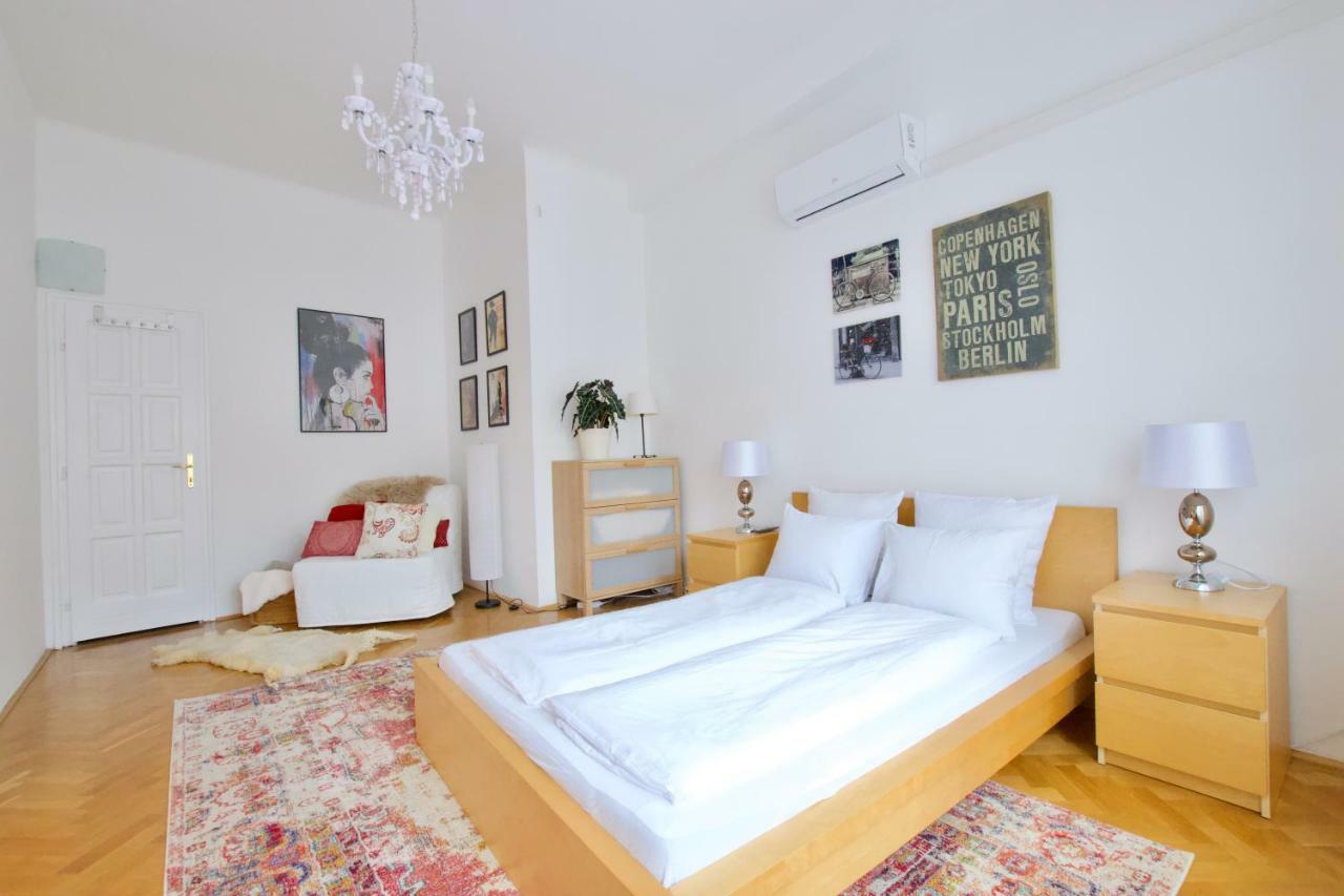 Standard Apartment By Hi5 - Madach Imre 1 بودابست المظهر الخارجي الصورة