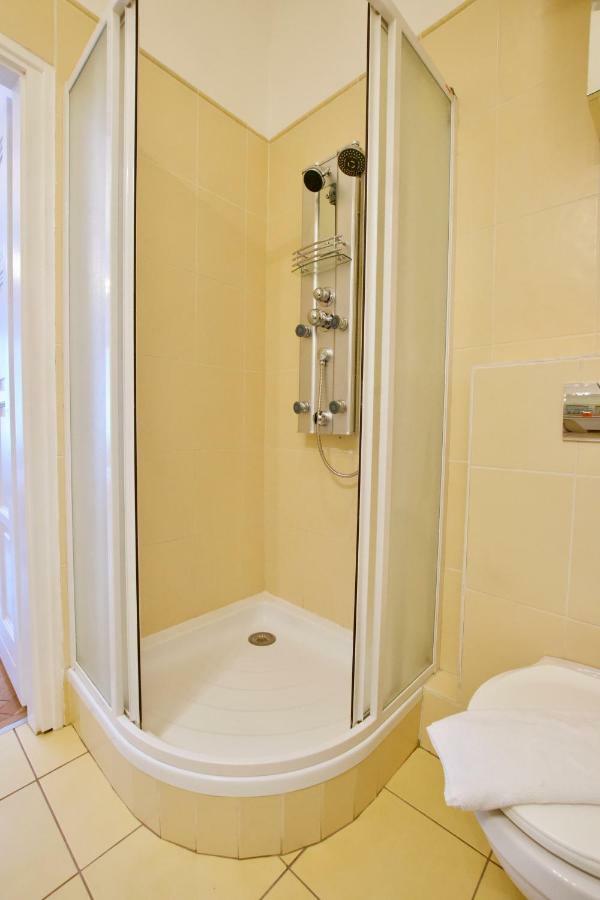 Standard Apartment By Hi5 - Madach Imre 1 بودابست المظهر الخارجي الصورة